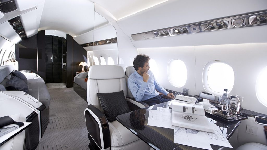 Louez un jet privé avec un espace supplémentaire en cabine pour plus de confort.