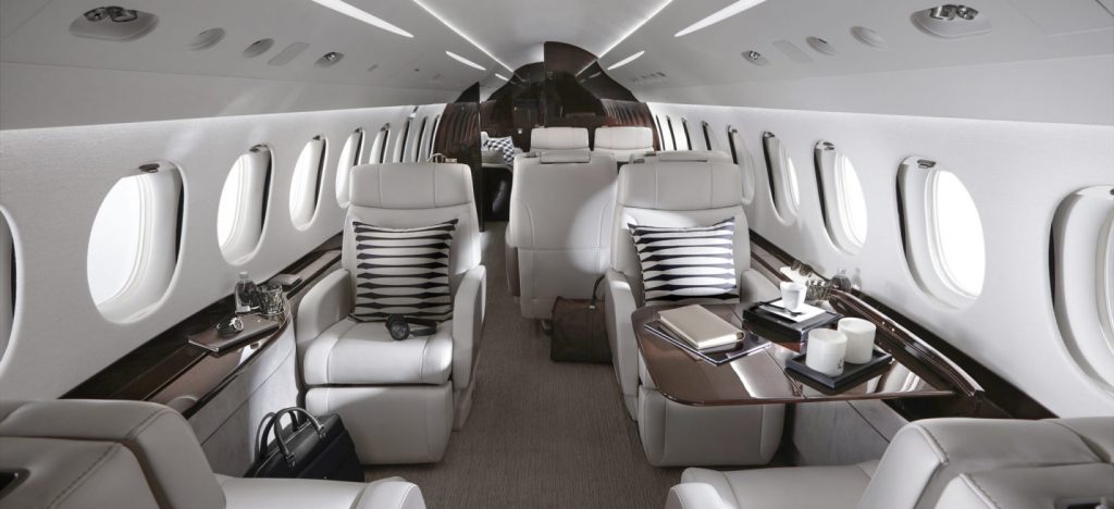 Louez un jet privé avec un espace supplémentaire en cabine pour plus de confort.